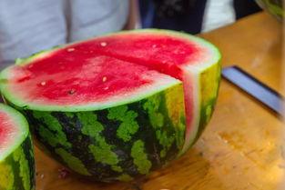 武汉大学免费领吃瓜,免费吃瓜活动引学生狂欢